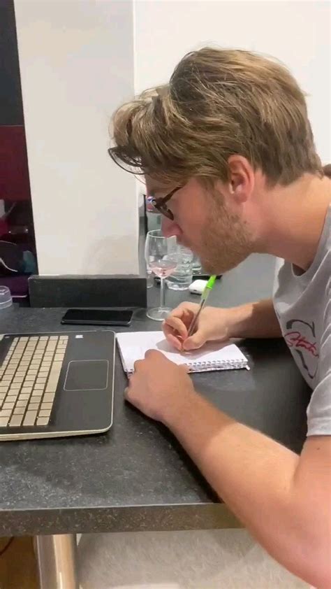 Trying to learn HOI4 as a beginner be like : r/hoi4.